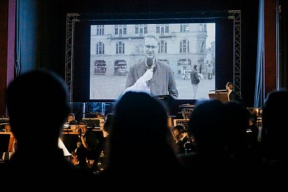 Wir gegen die Leinwand